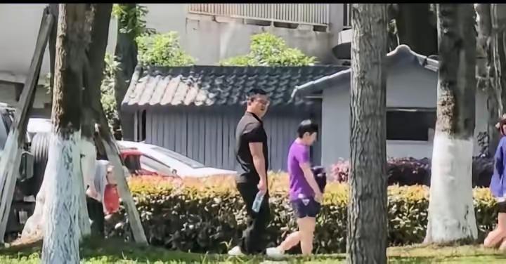 看来翔哥真的回家休息了，任满迎直接跟在莎莎身后。别光盯着换人这个动作，莎莎的体能