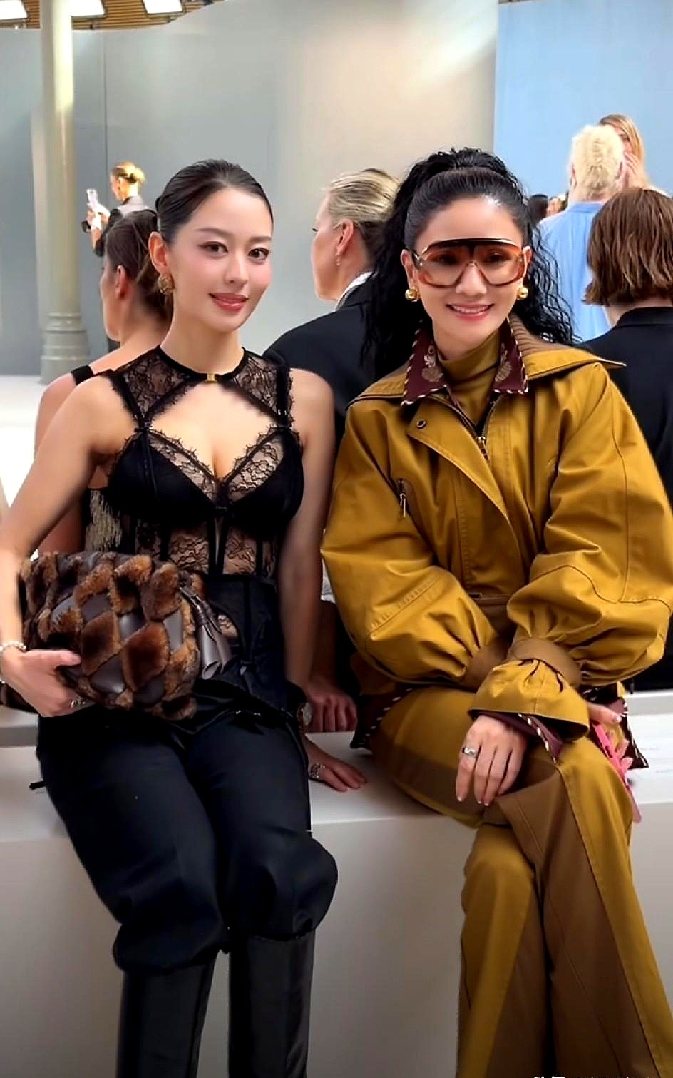 胡可穿同一件衣服，在国内被说有“妈感”，到了巴黎却成了时尚大花。在巴黎的合影里，评论都在说她的气场压