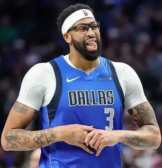 戴维斯在湖人的时候总是被约基奇摁在地上摩擦来到独行侠之后虽然出勤率不高吧