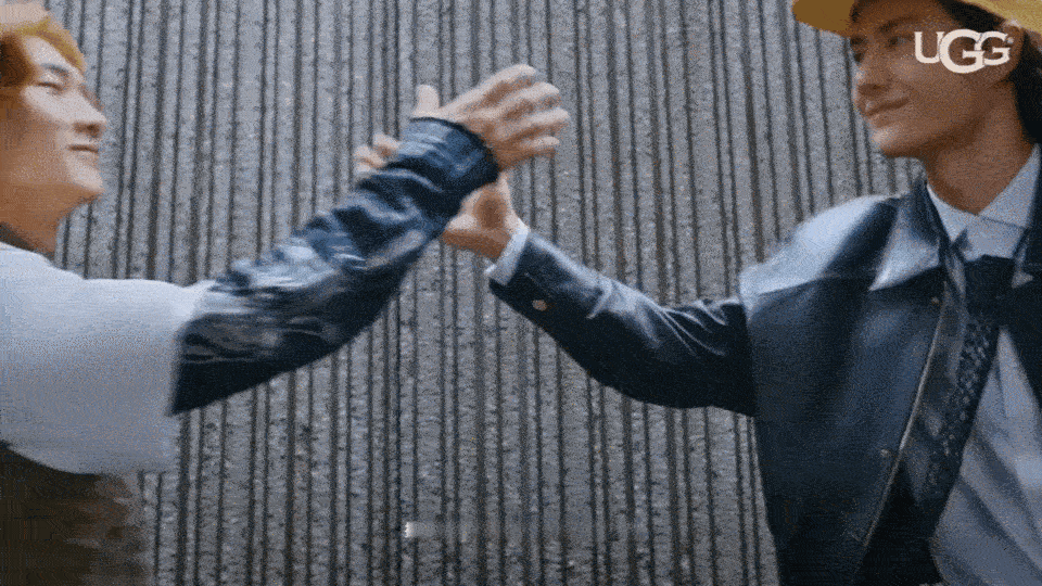 王一博和苏翊鸣拥抱，两大领域的顶级巨星