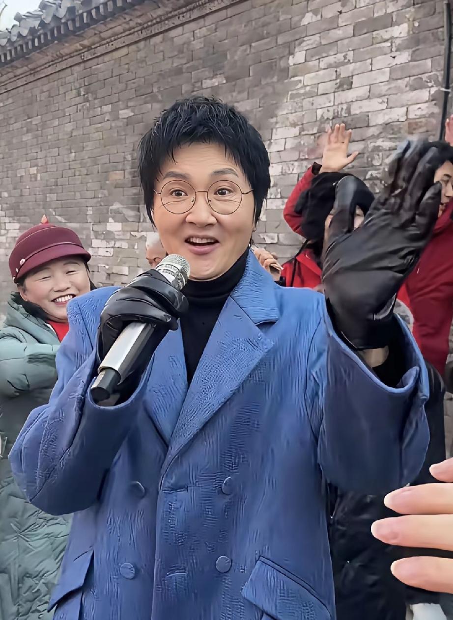 孙楠的面相变的让人心疼。两腮凹陷，脸上挂不住肉。好像是老年版买宝瑶。他唱歌