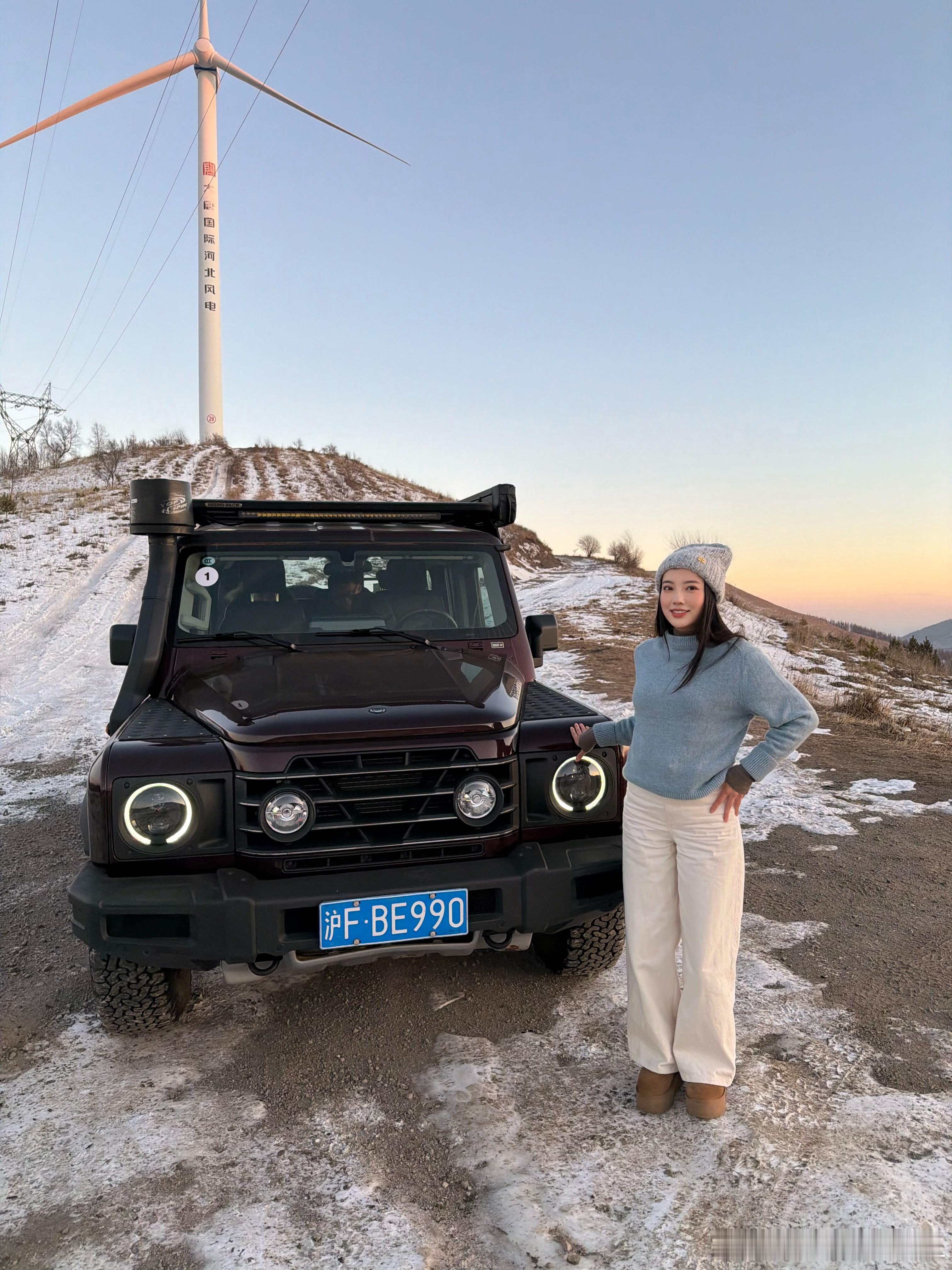 董礼貌原话：“你以后能别穿的这么像个老妈妈（mǎ）吗，真的很难拍……”我觉得这身