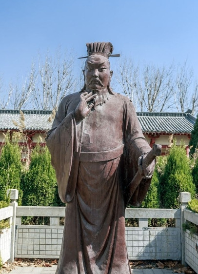 公元199年，曹操俘虏陈宫，处死之前，曹操询问陈宫妻子是否安顿，陈宫想到美貌的妻