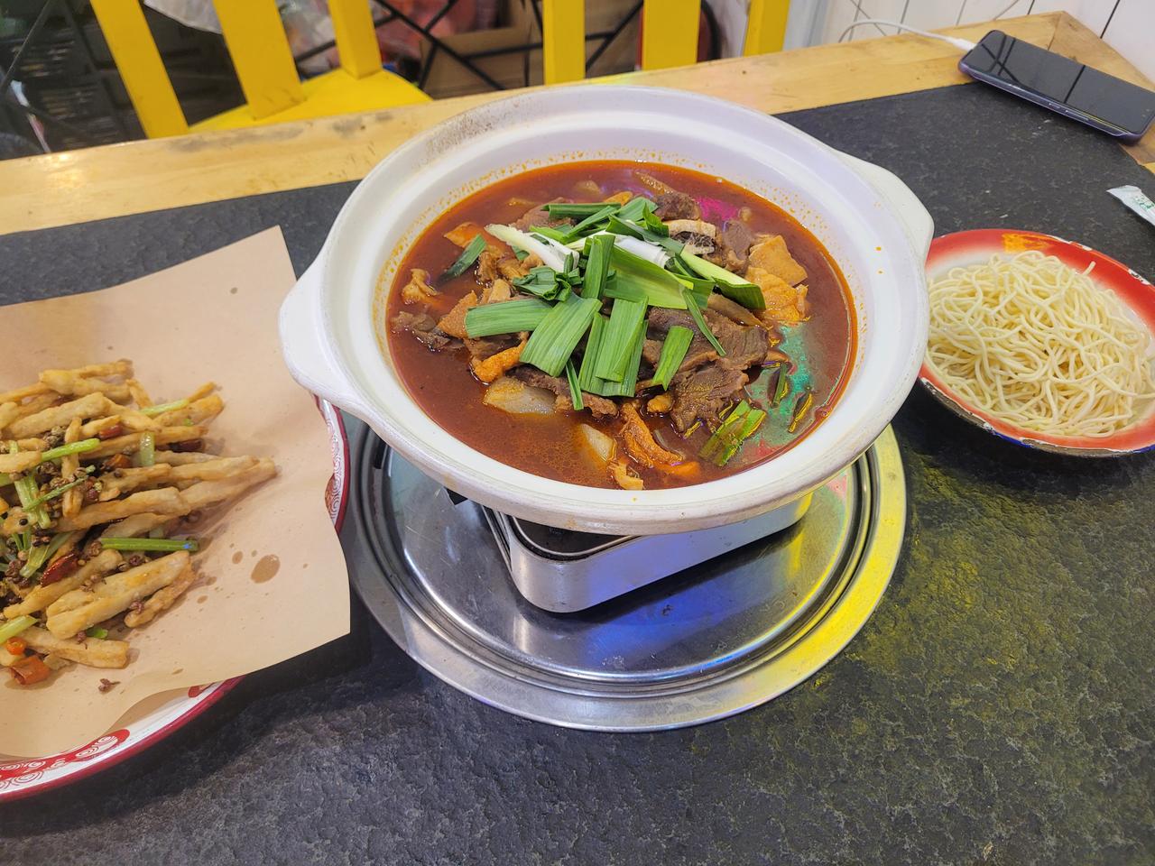 城市老年人的退休金已经多的花不完了吗？还是说存在幸存者偏差？今天中午在附近一家小