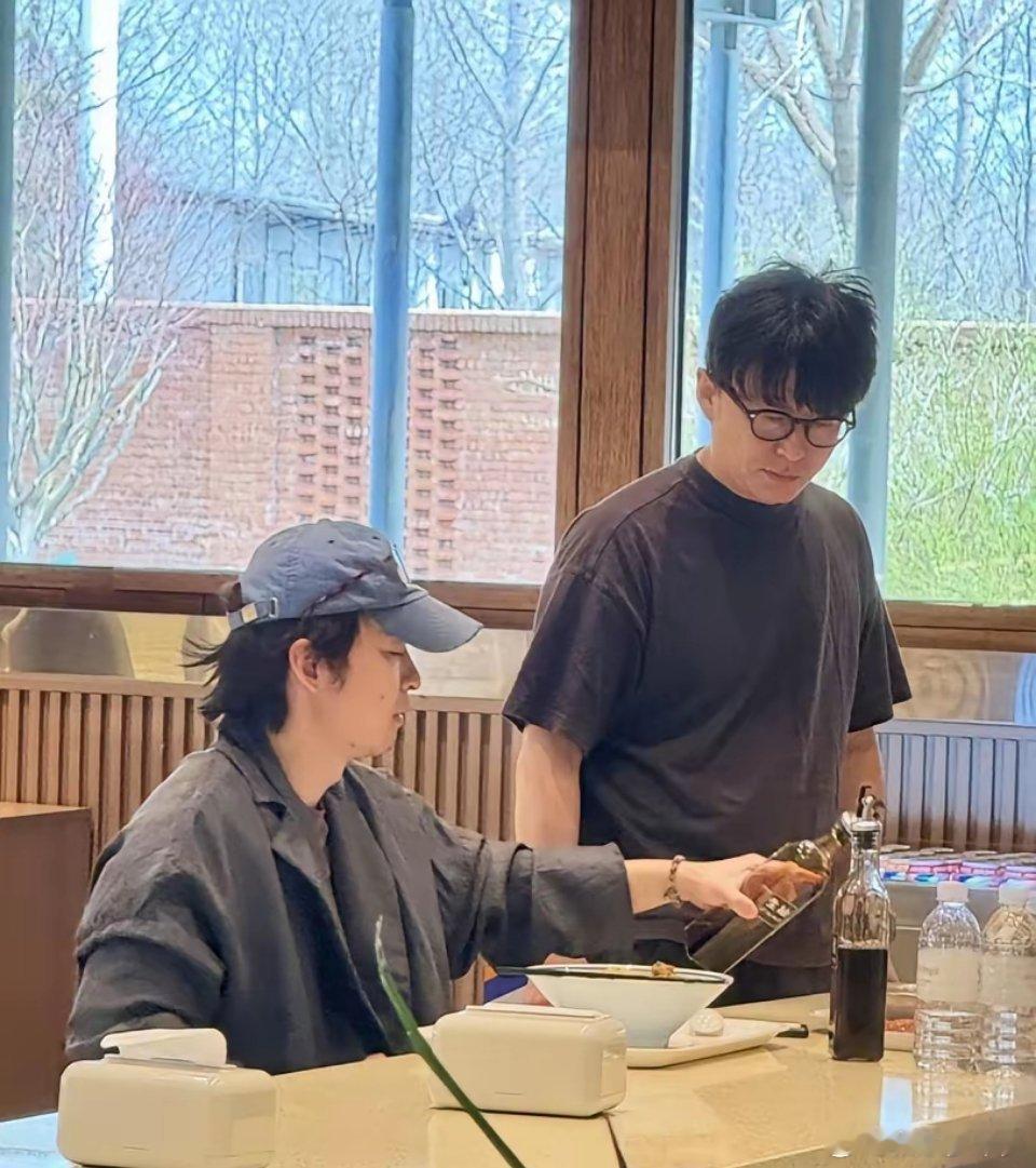 偶遇董子健后发现，他现在完全换了赛道。2026年他首部执导的《我的朋友安德烈》刚