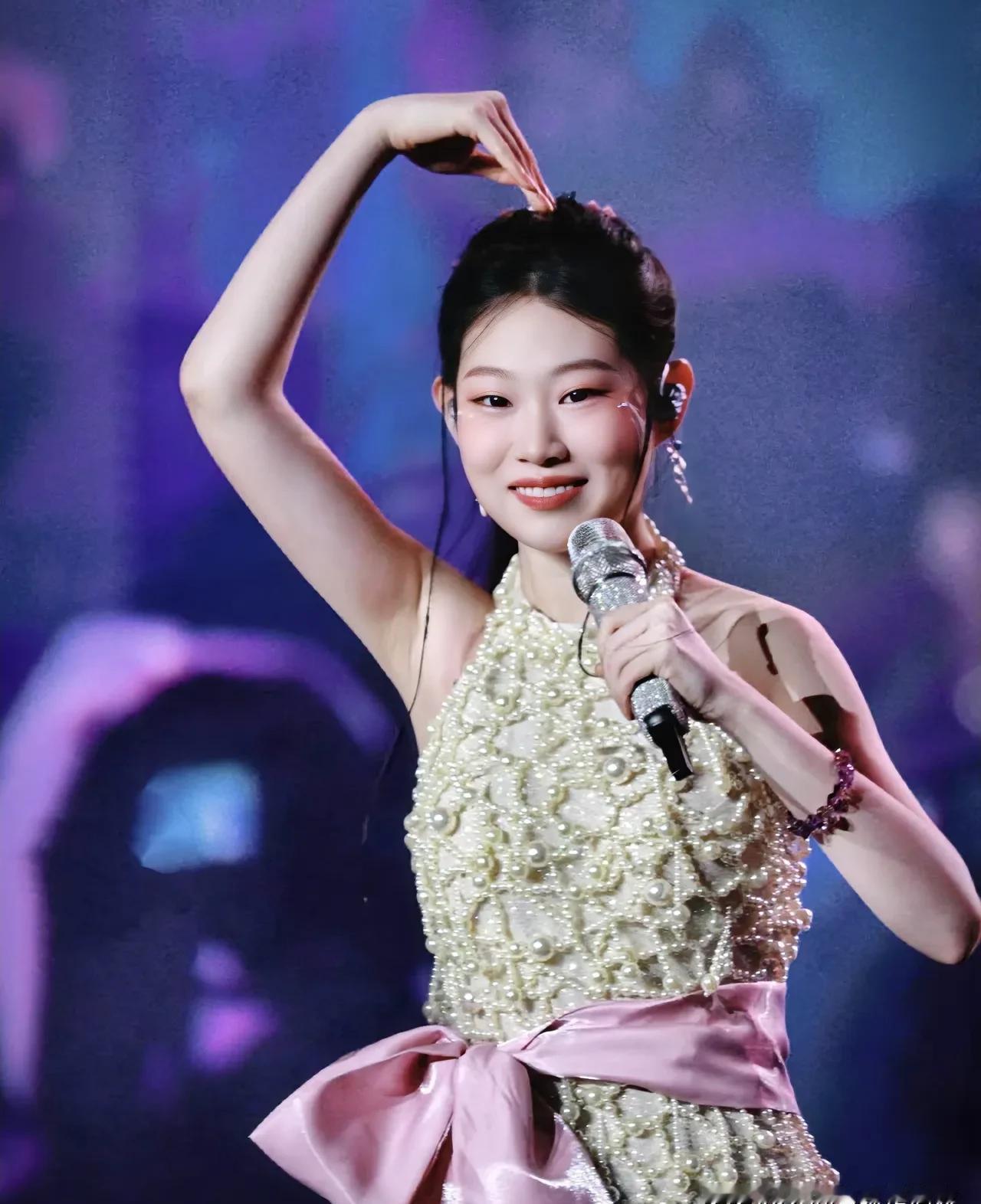 跑调反而跑出了顶流路人缘？沈佳润这波“失误营销”，打了多少完美偶像的脸！一场