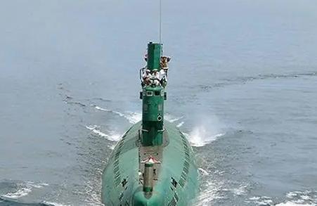 1996年9月，一艘朝鲜潜艇搁浅在韩国东海岸，闻讯后，4万名韩国军警倾巢而出。猎