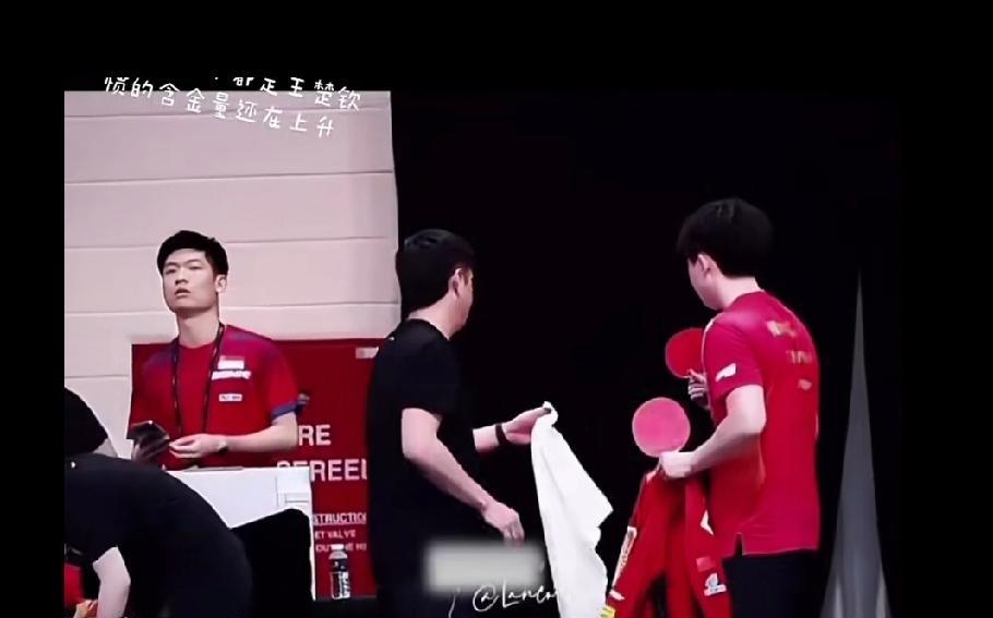 大头帮莎莎拿球拍，顺嘴来一句：“飒飒，我是你爸。”莎莎白眼一翻，没搭理，手里