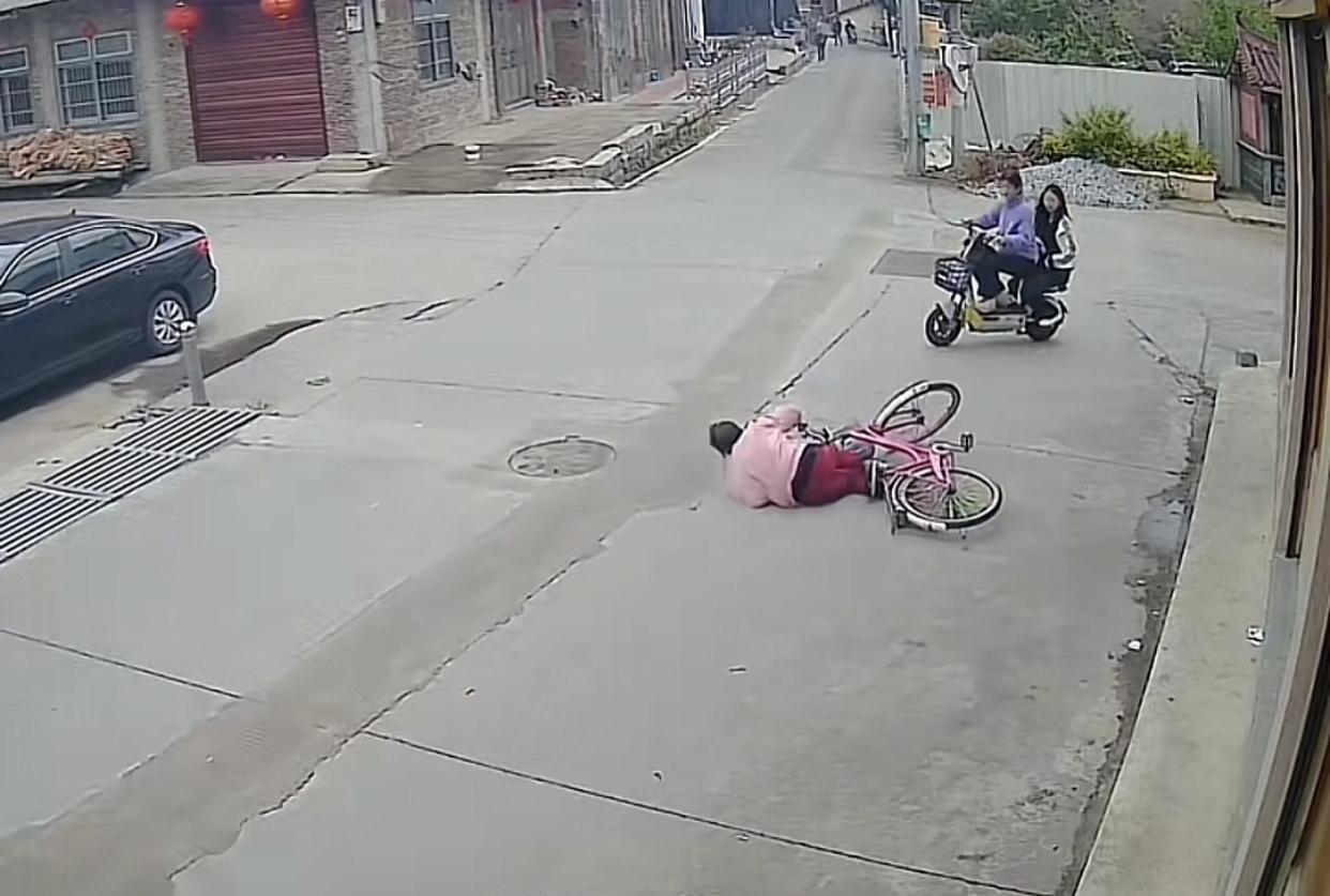 没碰没撞扶老人反被讹！福建莆田这事全网都看怒了，监控拍得明明白白：两个初中女孩骑