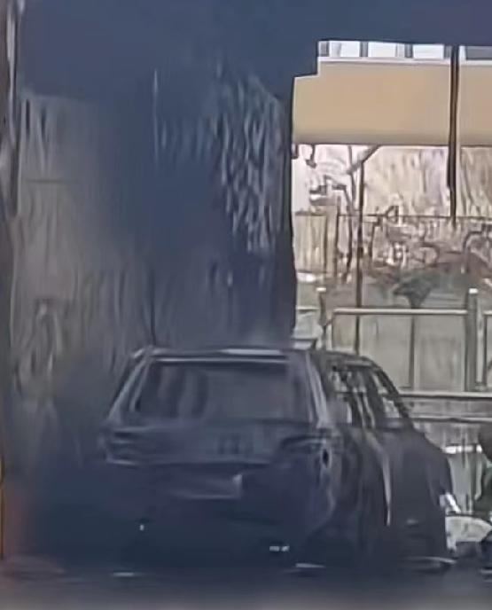 河北保定一小区业主反应一辆僵尸车长期停过道影响出行，第二天这辆车就被烧报废了。该