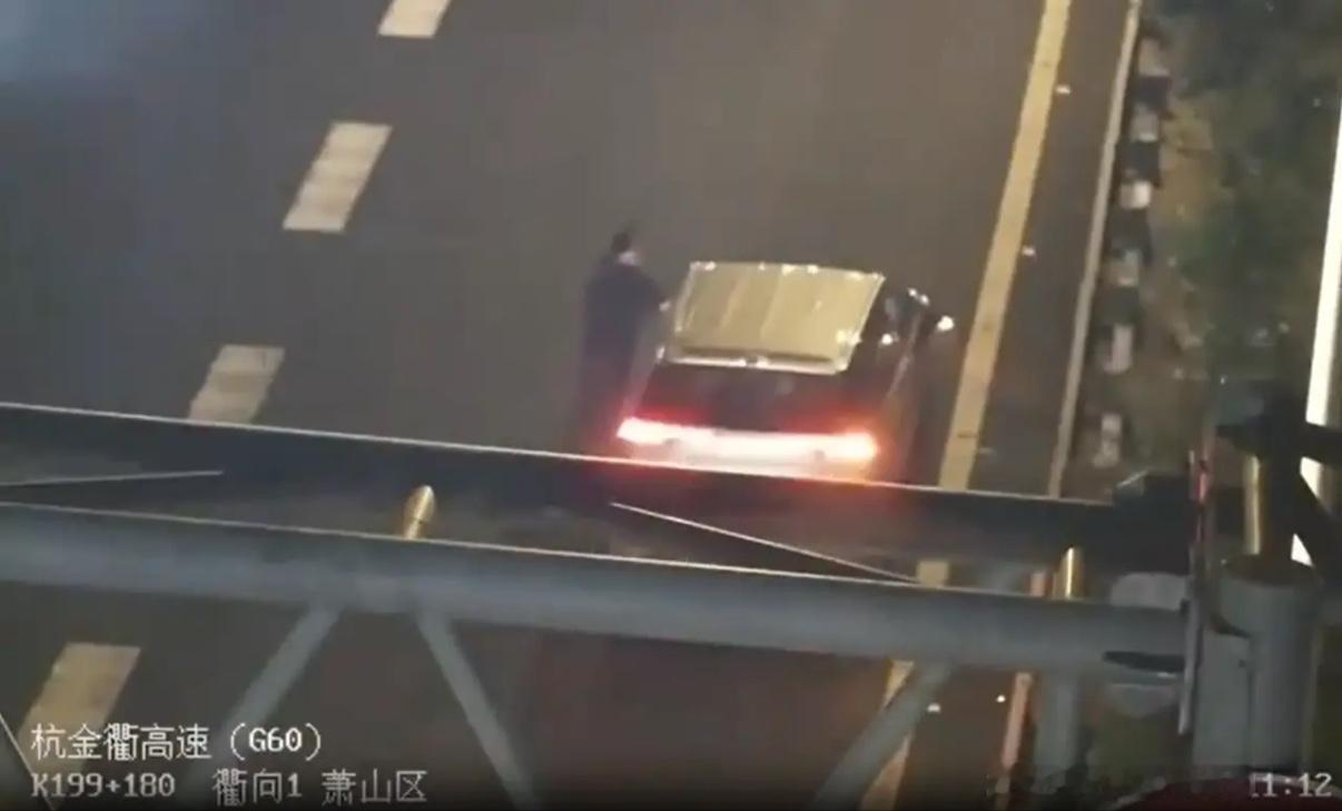 “这也太危险了！”浙江杭州，一男子开着新能源跑高速，没想到途中车子突然没电，于是