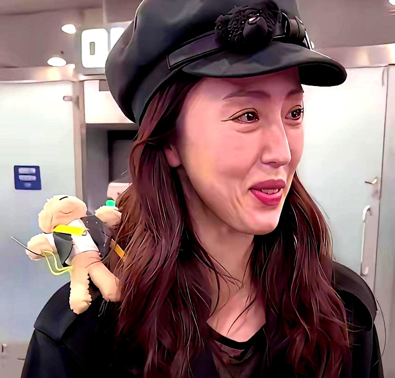 一张素颜怼脸照，光线差到像监控截图，董璇被嘲“路人”。真相简单她忙到每天