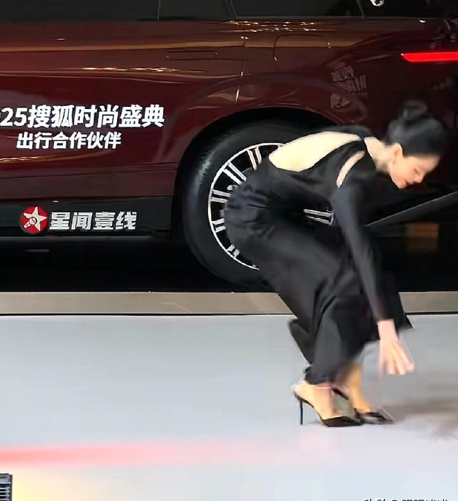 女明星走红毯前，都在家偷偷做这件事。王媛可那一下踉跄，弯腰用手撑住地面时，全网