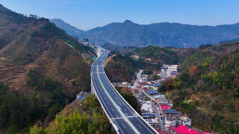 安徽与湖北联通的第四条跨越大别山区的高速顺利通车啦！安徽西南部与