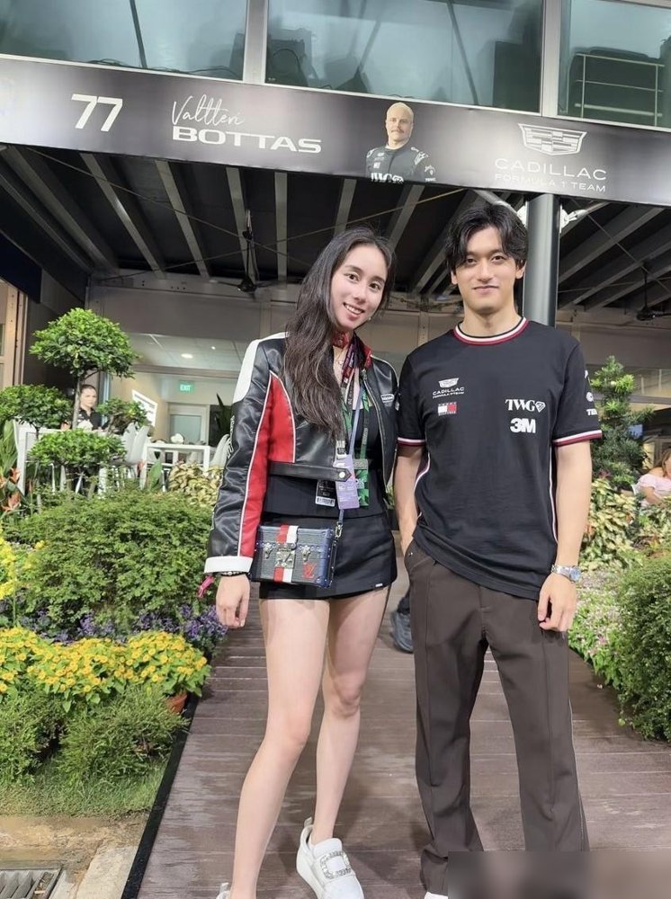 新加坡F1围场里，25岁的何超欣和31岁的章泽天站一块儿，全网都在比谁更松弛。何超欣是赌王最小的女儿