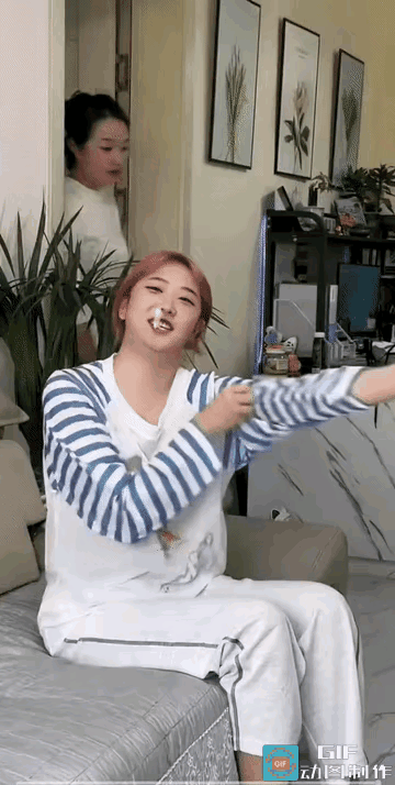 默契过头啦！闺女叼道具，妈接拖鞋打，只听啪一声，正好乎脸上，这配合没