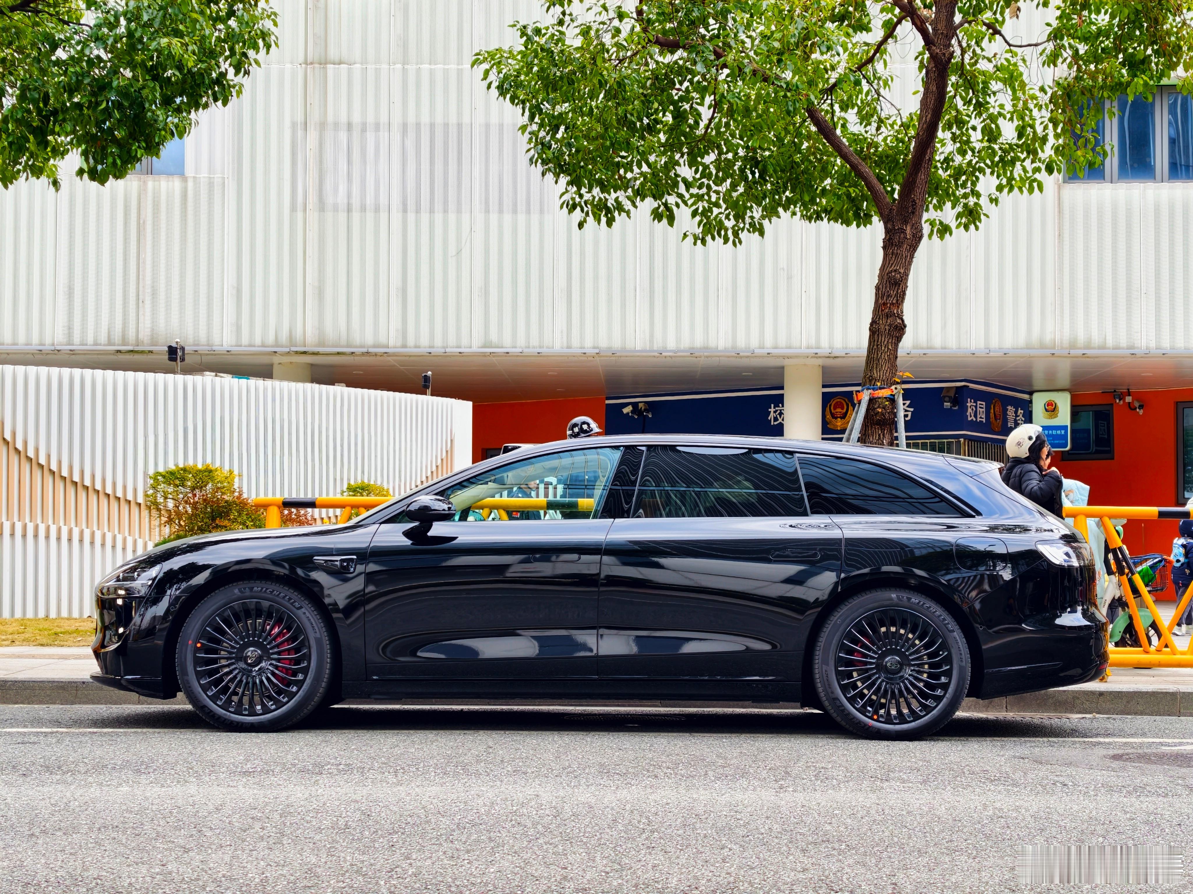 旅行车不旅行行不行？行啊！因为它每天还有接娃送娃的任务了。享界s9t宁波