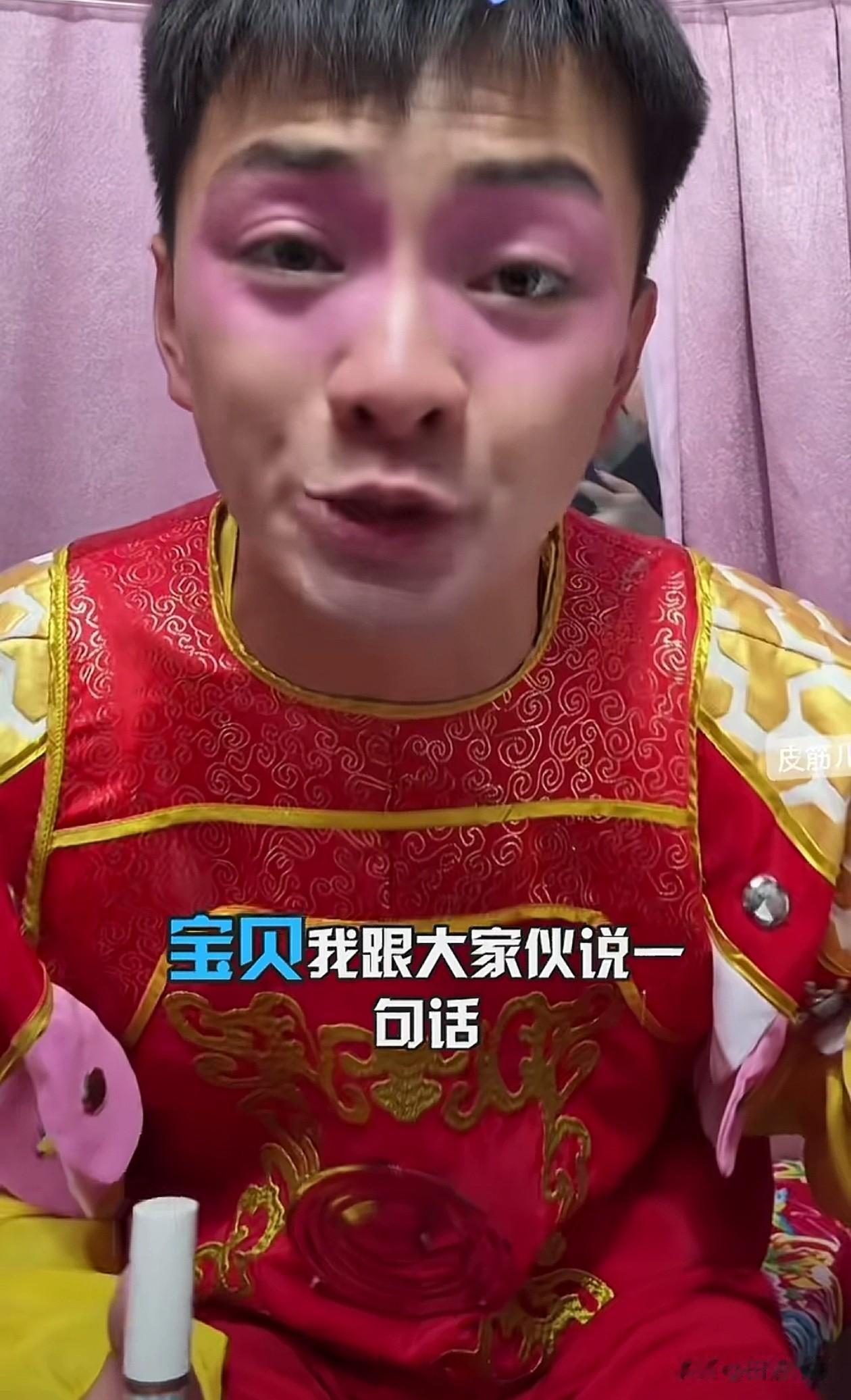 有人给雪饼猴王铁柱留言:“怎么能学得像你一样的高情商呢？王铁柱坦言，“啥叫高