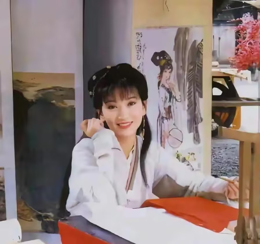 赵雅芝少女时期的照片，温柔如水，明亮如玉，真的太美了！