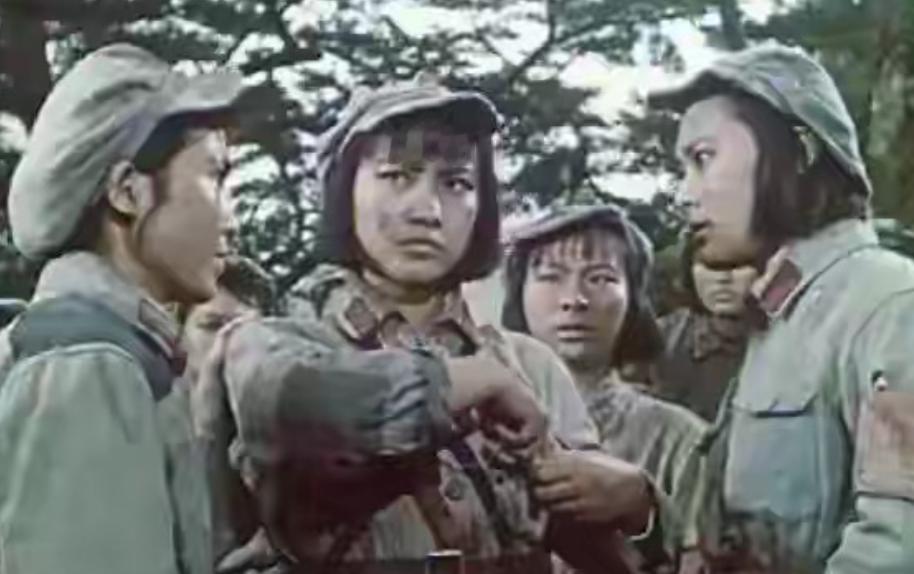1950年甘肃剿匪，政委生擒女匪首！审讯时她不求饶，却流利背出红军番号！政委手一