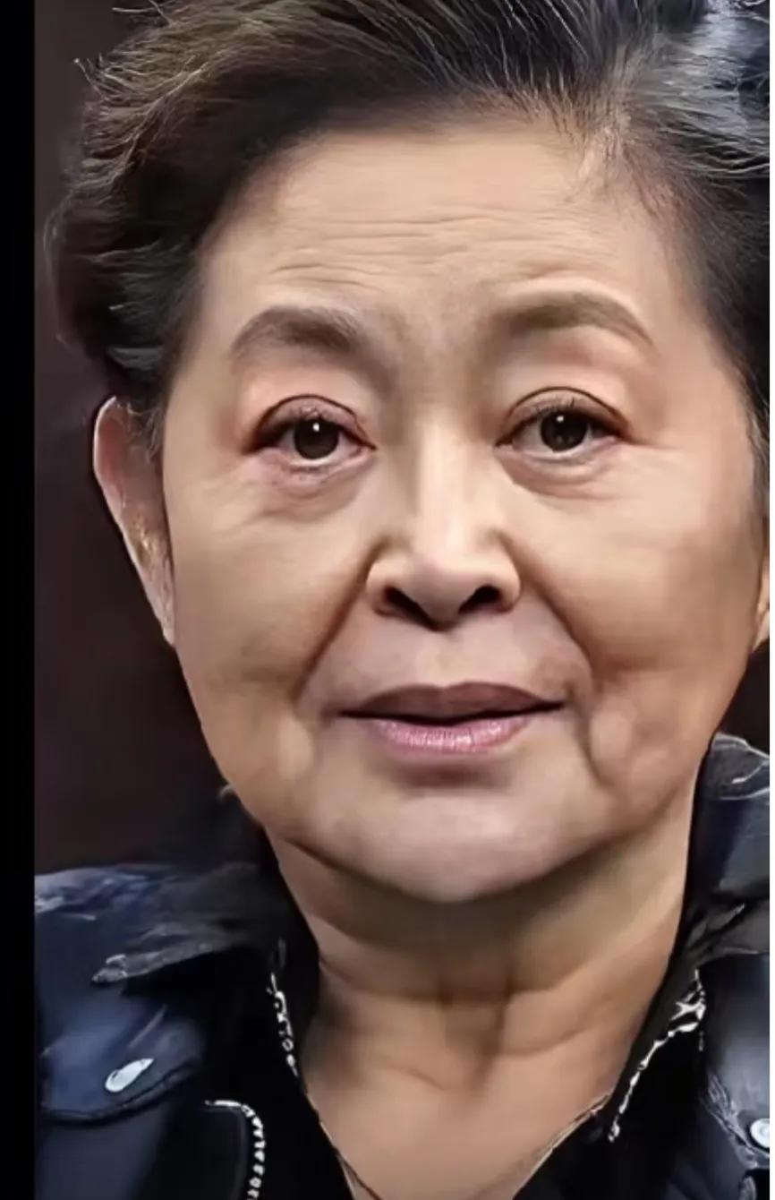 时光飞逝，著名主持人倪萍老师虽然老了，但是老了也很漂亮