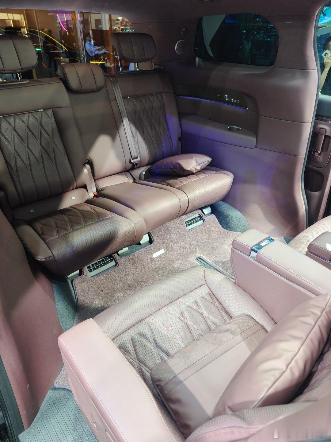 智界V9这个座舱设计，太适合商务场景了吧！而且据说搭载了行业首发的车载涡旋式主动