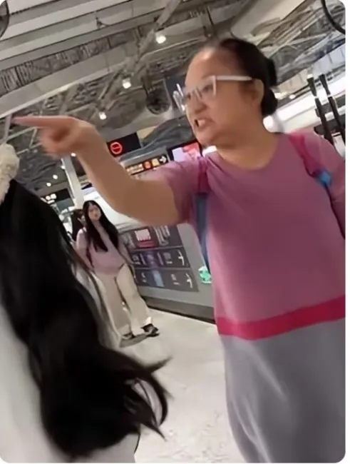 这下，深圳这位地铁大妈出名了！全国人民也都认识了她，她的脸也丢大了！她的所作所