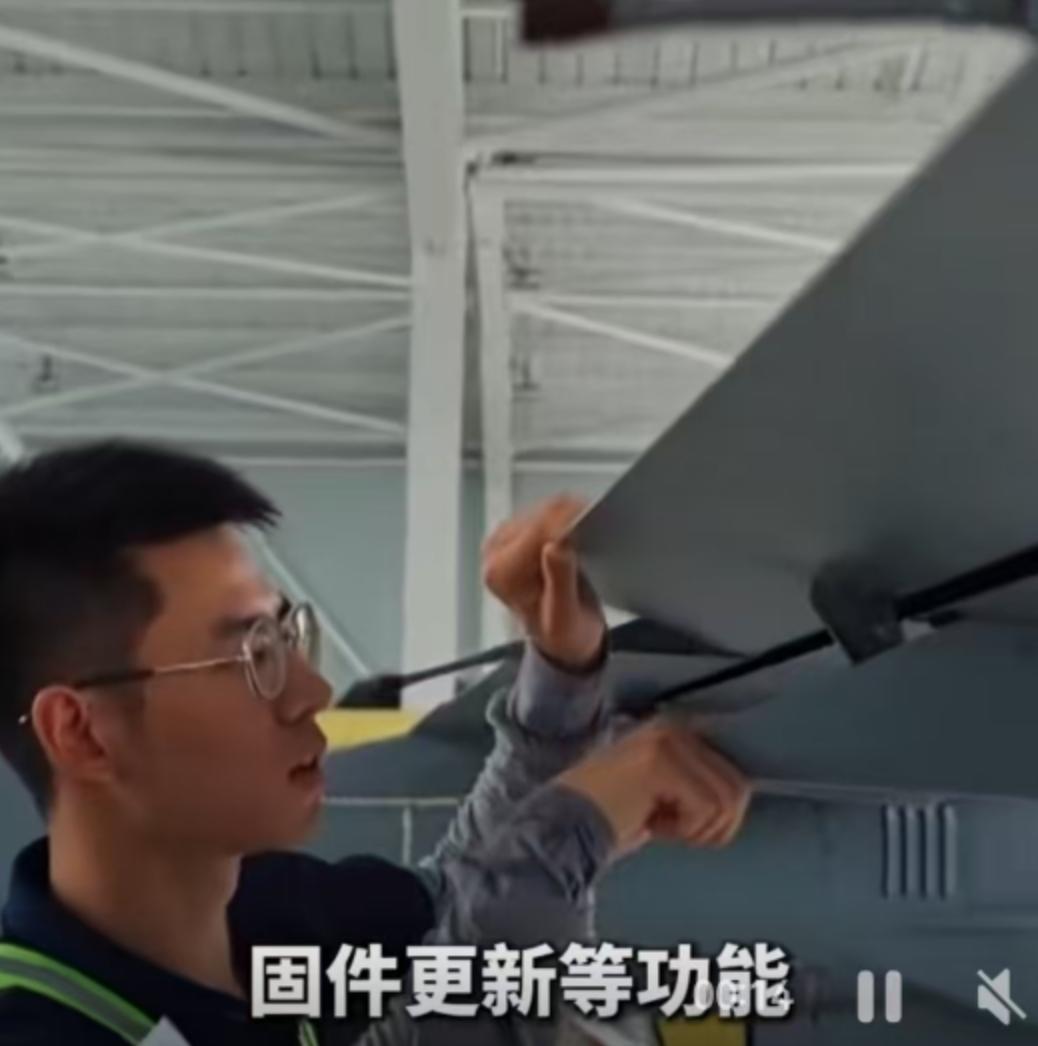 12月10日，香港演员李子雄的一条视频像一块石头投进了平静的湖面。视频里，他表情