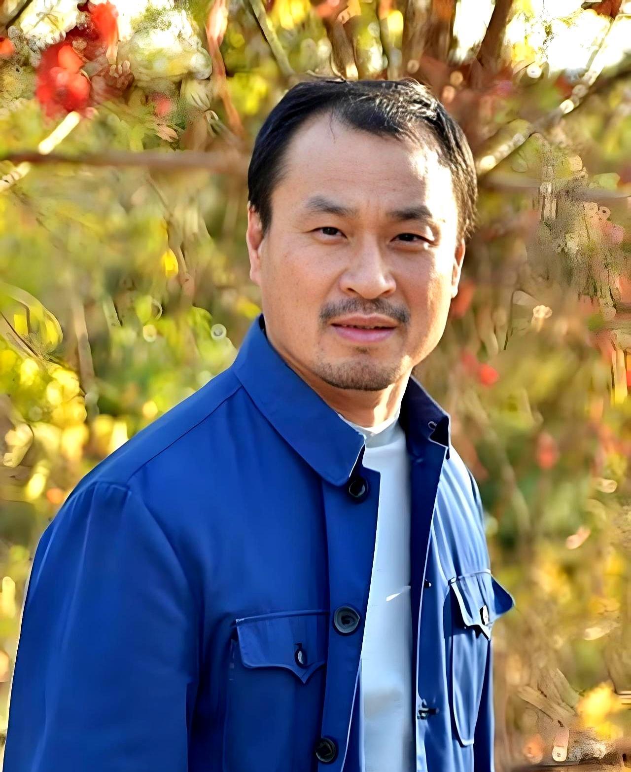 《乡村爱情》海报C位换人，王老七被宋晓峰挤下，这背后藏着成年人世界最残酷的规则。