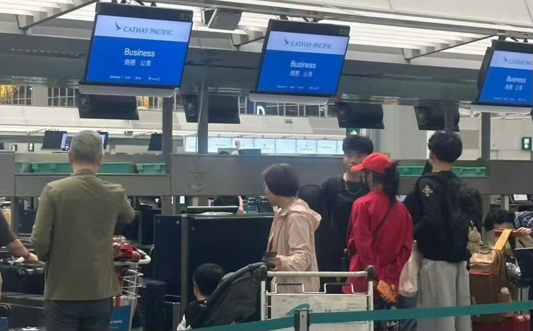 偶遇张柏芝带三个儿子现身机场网友机场偶遇张柏芝和三个儿子，一家四口罕见同框，好