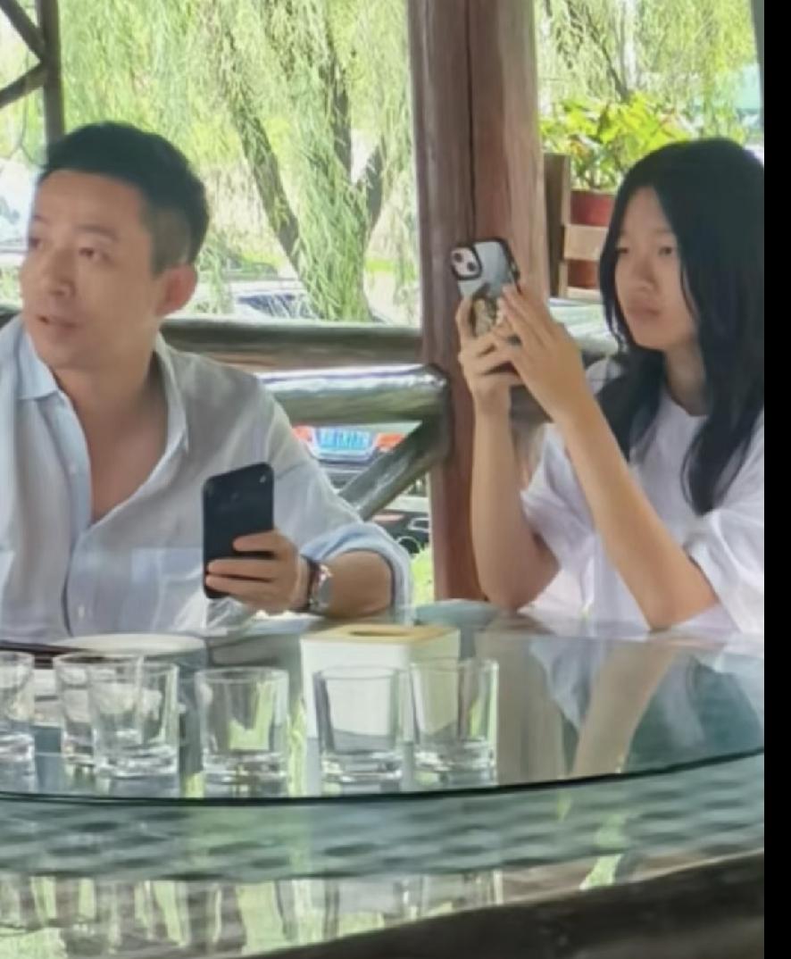 12岁了的汪希玥长成了美少女。玥儿形似爸爸汪小菲，神似妈妈大S，看五官像是女版