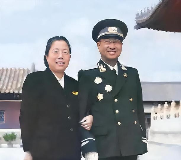 1955年9月27日，陈赓刚从紫光阁授衔仪式上走出来，没回家，也没去军队，只带着