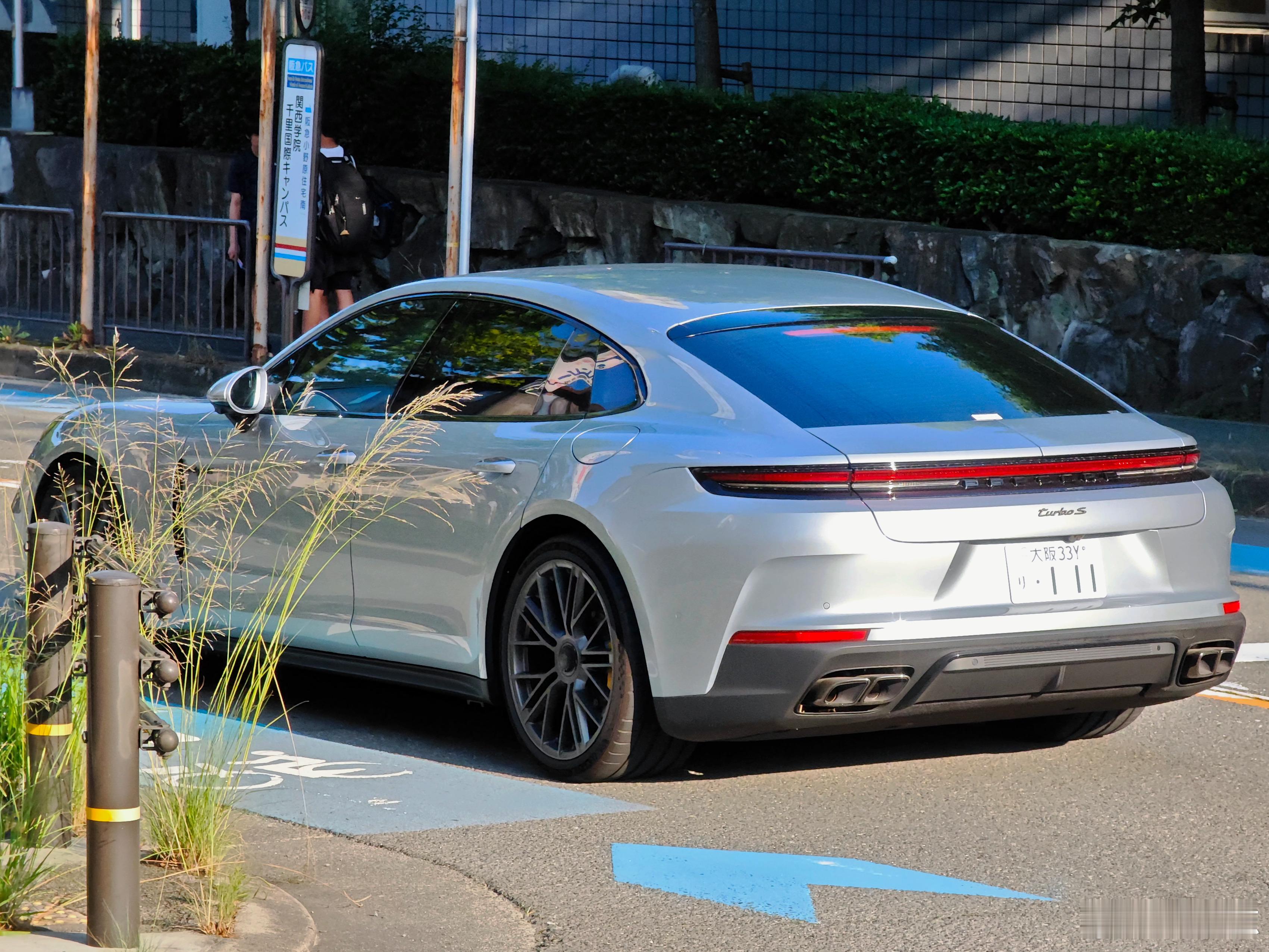 型车街拍偶遇新款保时捷PanameraTurboSE-Hybrid，这车