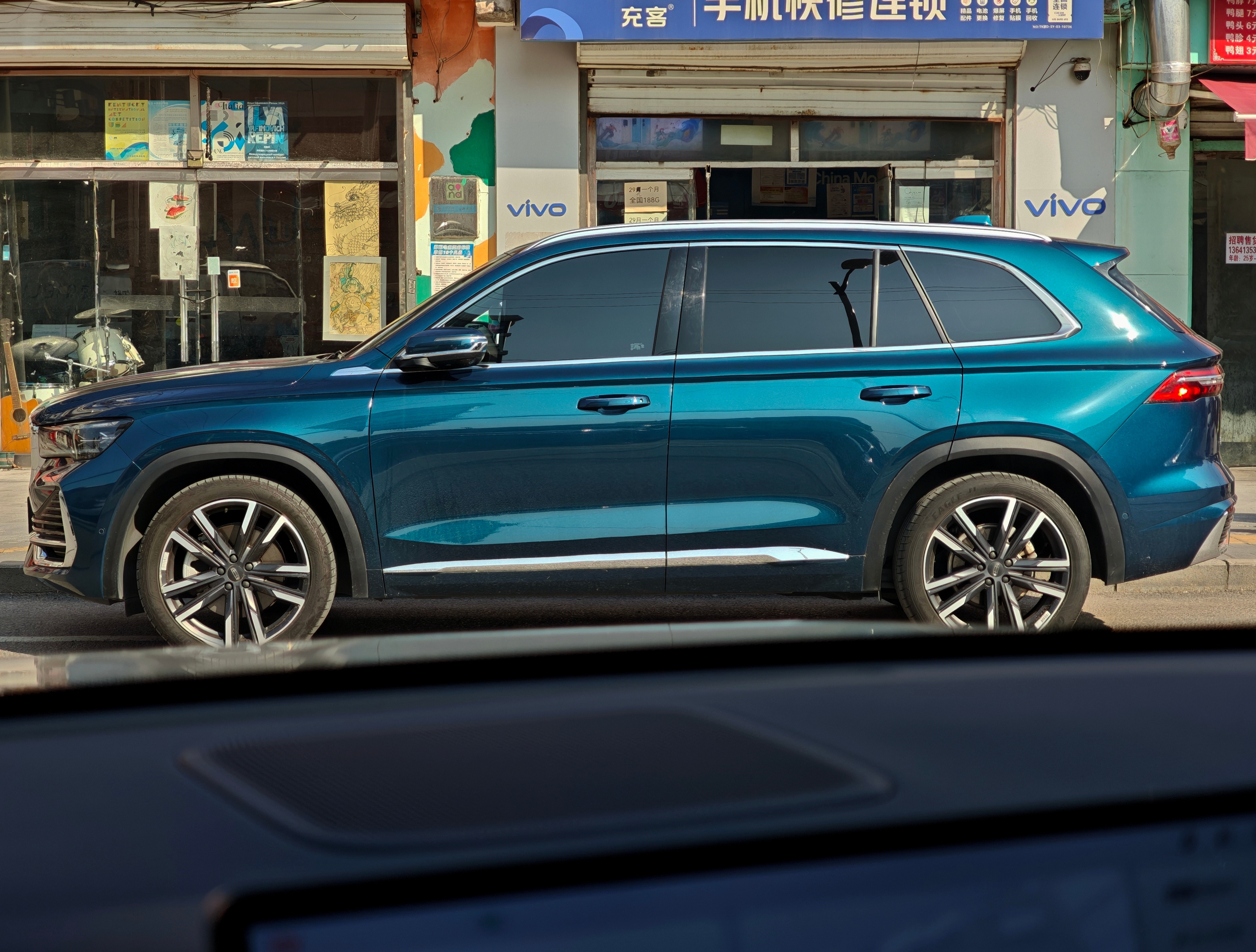 吉利星越L真的是很显高级感,越卖越好不是没有道理的尤其这款绿色,在几年前确实有点