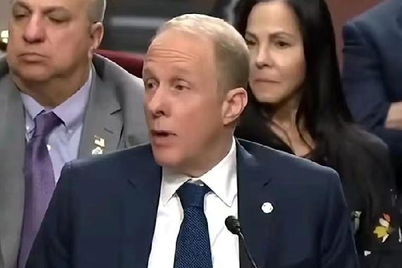 昨天，美国战争部常务副部长范伯格对媒体说:“中国是个强大的对手，他们善于学习和模