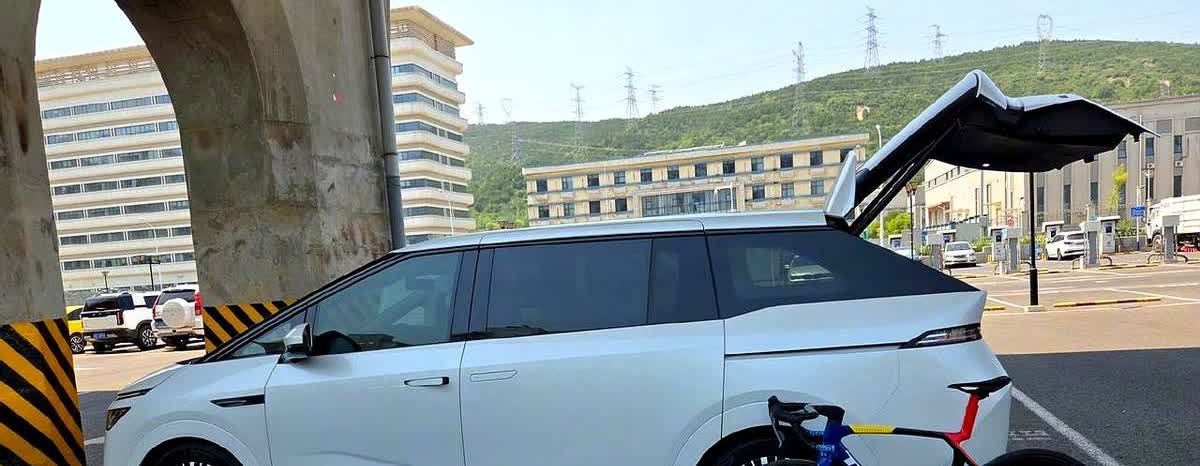 陈震给小鹏一点建议：他其实非常喜欢小鹏的这款车，经常在用，直播在使用的时