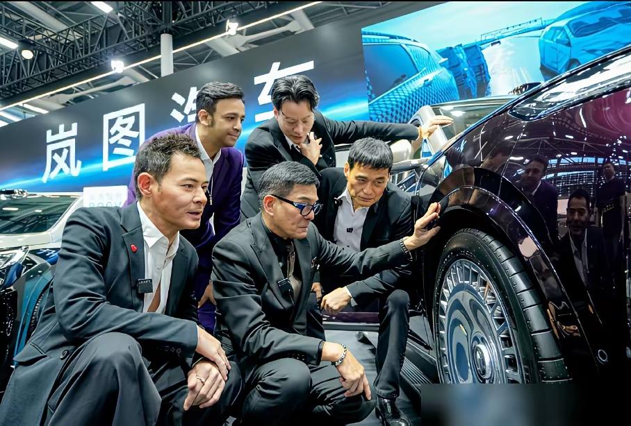 71岁的李国麟蹲在岚图座舱里，手指在鸿蒙系统上戳得飞快，嘴里直冒“哇塞好顺啊”，