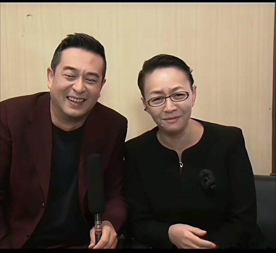 张嘉益和宋丹丹在参加一个访谈节目，当主持人问她:“你们两位在巜美好生活》中演母子