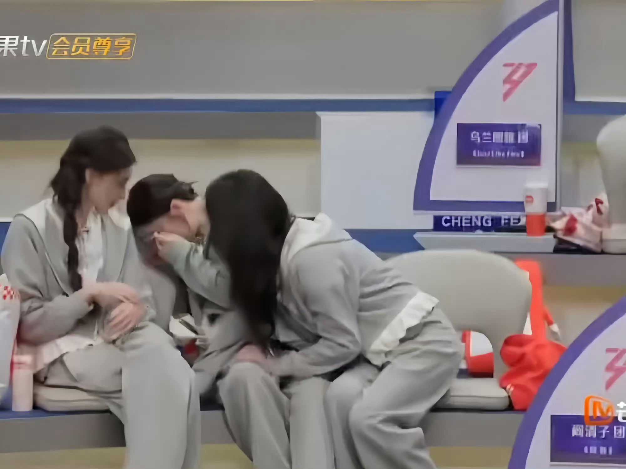 阚清子的歌词本翻到阚清子的歌词本了，原来姐姐私下这么认真抠细节就爱看这种一步步