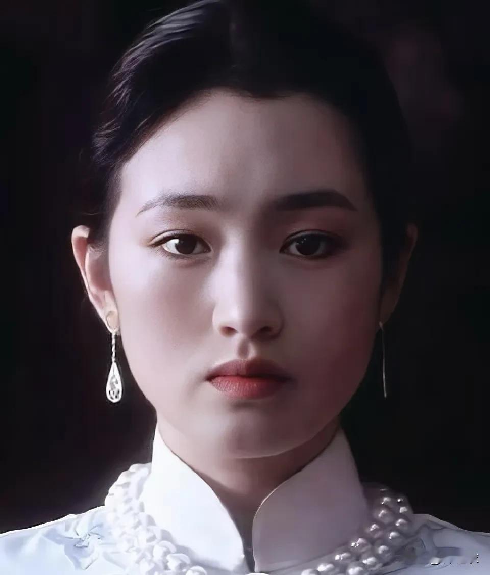 可能大家看了太多滤镜、美颜和改头换面妆容，误以为一大把人都美得赛过巩俐。然而