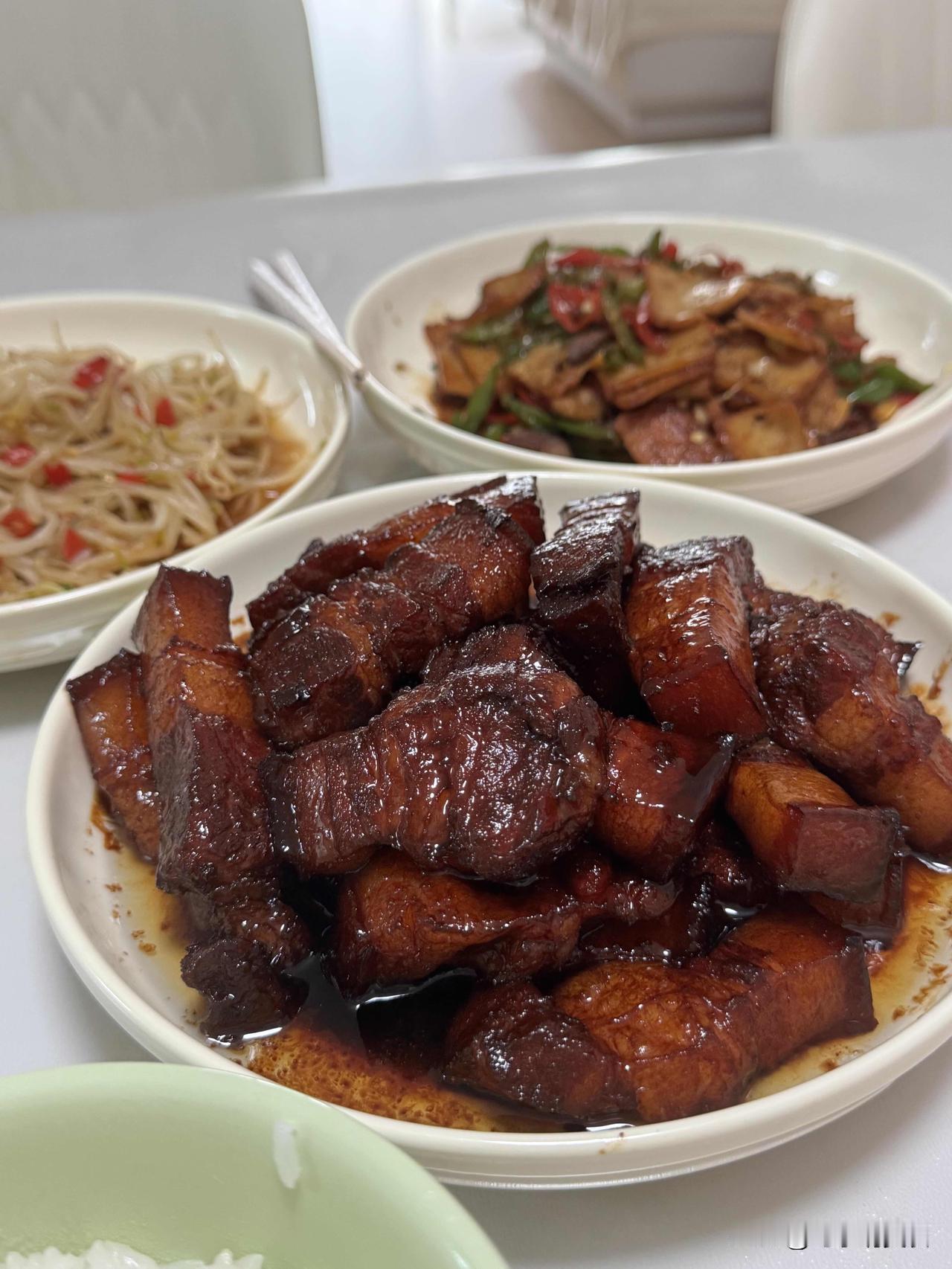 吃碗红烧肉拌面被恶评？别让饮食偏见毁了你的三观！最近发了红烧肉拌面的日常美食