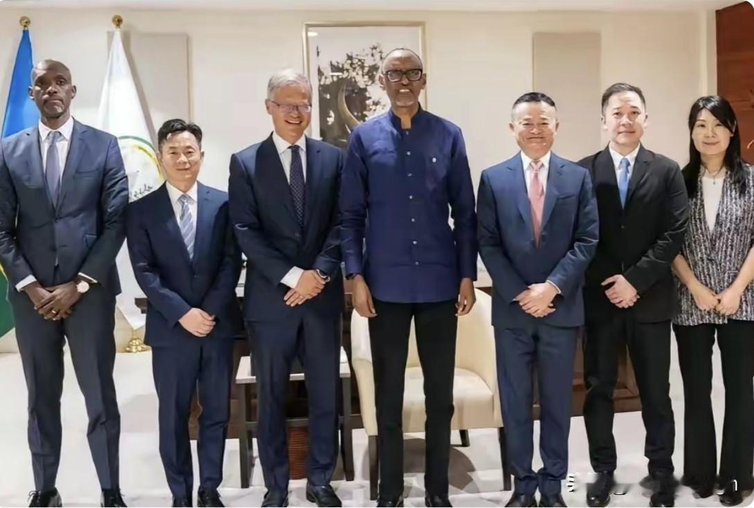 这张七人的合影，最抢眼的还是马云。马云虽然如今发福明显，但圆润反倒衬的人更挺