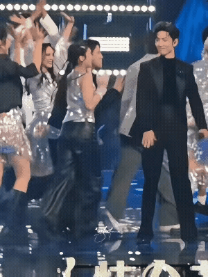 看肖战这波操作，直接把舞台变成大型“社牛撞社恐”现场！伴舞姑娘本来就挥了挥