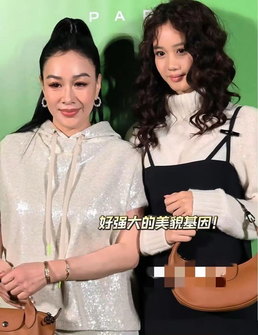 钟丽缇最近频繁带女儿参加活动，看来要为女儿进娱乐圈铺路了，考拉比妈妈还高半个头，