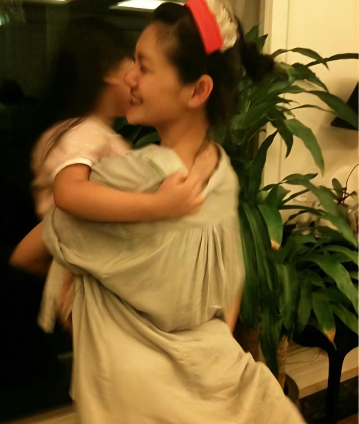 其实我觉得她不太在乎她的小孩，因为当时她和光头结婚之后，她马上让光头搬进家里，孩