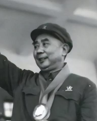 1970年，王自正持枪冲进了军区政委的卧室，政委连忙呼叫警卫员，谁知，2个警卫员