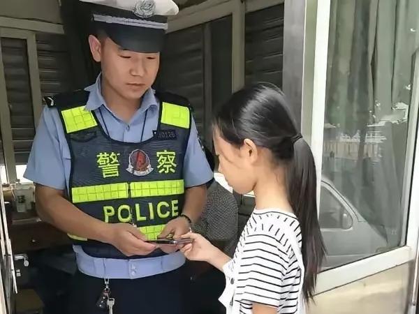 一个懂事得让人心疼的小女孩。一双被磨破的童鞋，一双被撑变形的白网面鞋，鞋带的