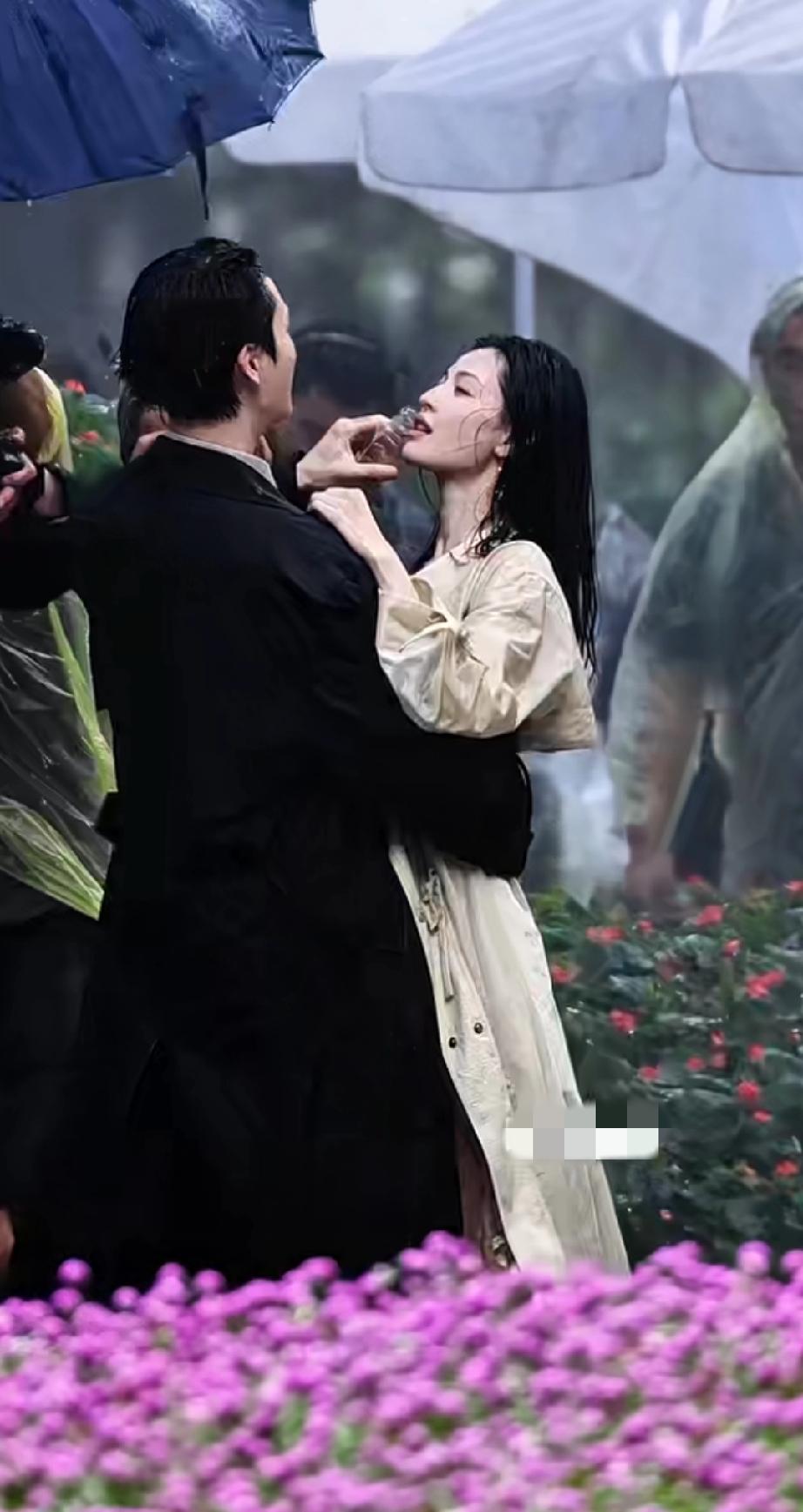 陈伟霆钟楚曦雨中吻戏，好多围观群众还有人举起手机在拍摄，不愧是演员，这样也能