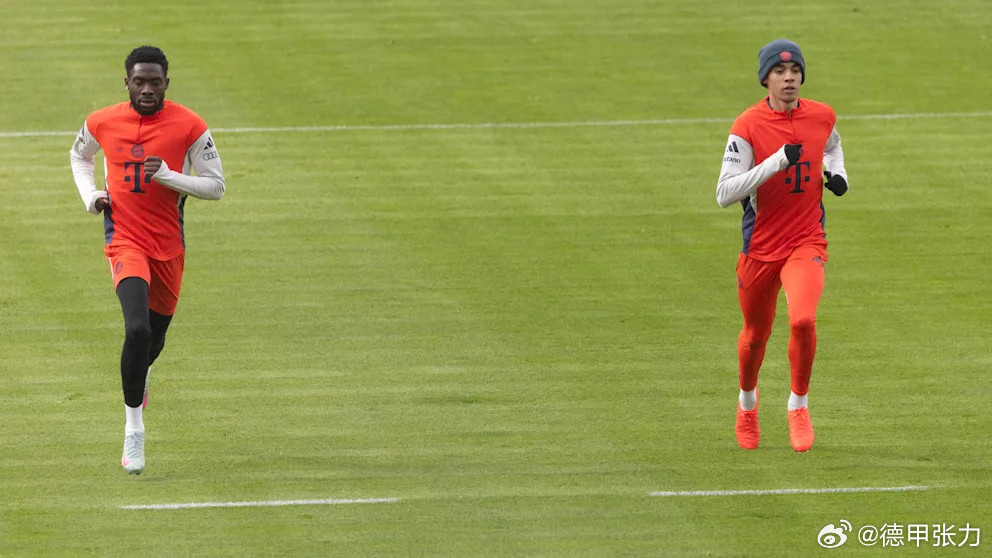 周一拜仁训练场上，穆西亚拉和戴维斯都可以完整参加球队合练，甚至还在训练结束后加练