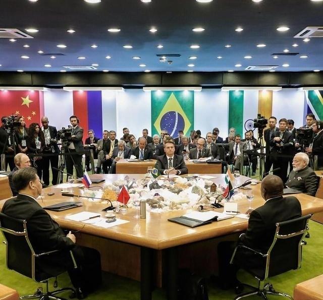 为什么中国不把美国国债清空？很简单，要是全抛了，一点都不划算。说白了，七千多亿美